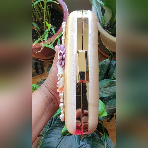 Floral Kisslock Embellished Golden Apricot Clutch/ Crossbody. NWOT. - Picture 6 of 9